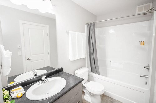 Photo 5 - Luxurious 2 Bedroom Townhouse in South Winnipeg