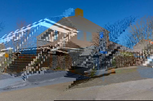 Photo 20 - Spacious Holiday Home With Beach