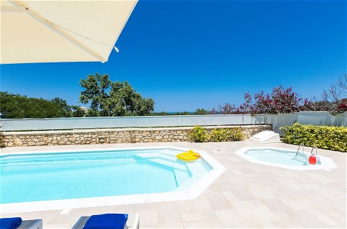 Foto 33 - Deluxe Villa Ianthos - Outdoor Hot Tub & Kids Pool