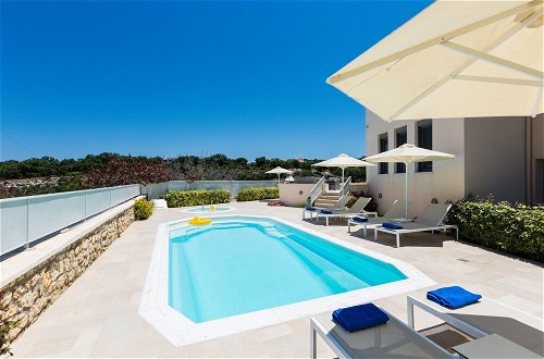 Foto 38 - Deluxe Villa Ianthos - Outdoor Hot Tub & Kids Pool