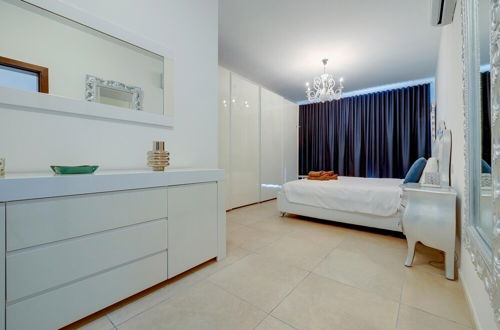 Photo 18 - Stunning Seafront Lux Apt Fort Cambridge wt Pool