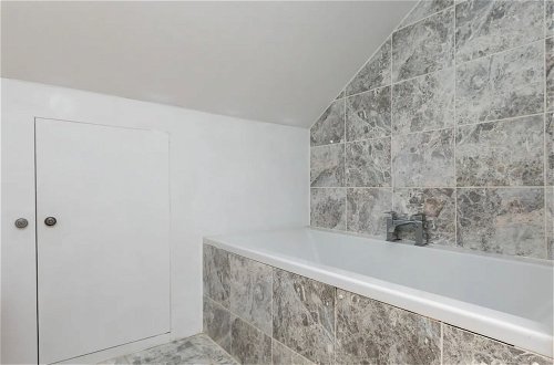 Photo 19 - Spacious and Bright 2 Bedroom Flat in Maida Vale