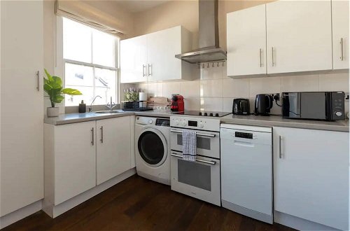 Photo 12 - Spacious and Bright 2 Bedroom Flat in Maida Vale