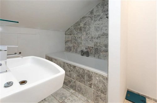 Photo 21 - Spacious and Bright 2 Bedroom Flat in Maida Vale
