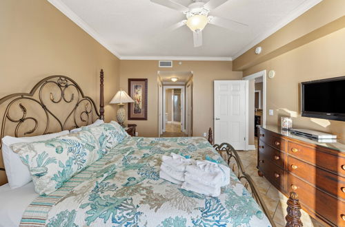 Photo 2 - Gulf Front Master Bedroom! 2 Pools & Hot Tubs! Sleeps 8