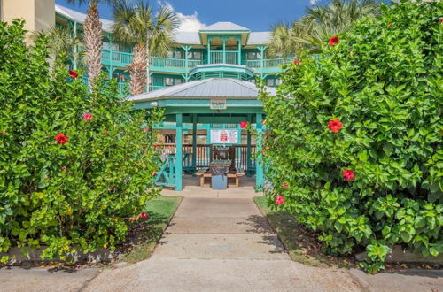 Photo 31 - Impressive Condo Across From Beach With Pool