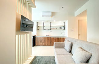 Foto 1 - Minimalist And Strategic Studio Apartment At Grand Kamala Lagoon