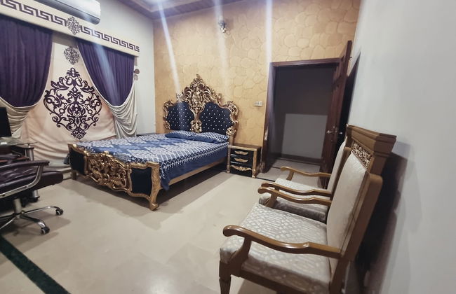 Impeccable 4-bed Villa in Gujrat - Photo 4