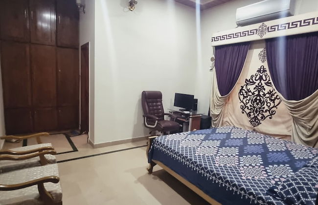 Impeccable 4-bed Villa in Gujrat - Photo 10