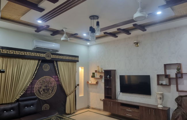 Impeccable 4-bed Villa in Gujrat - Photo 7