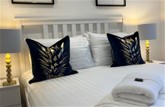 Foto 2 - Aurora - Brand New Luxury 2 bed 2 Bath Apartment