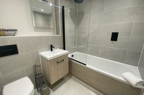 Foto 9 - Aurora - Brand New Luxury 2 bed 2 Bath Apartment