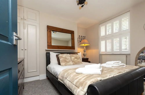 Photo 2 - Spacious 1 Bedroom Garden Flat Near King's Road