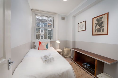 Photo 3 - Fantastic two Bedroom Apartment in Vibrant Kings Cross by Underthedoormat