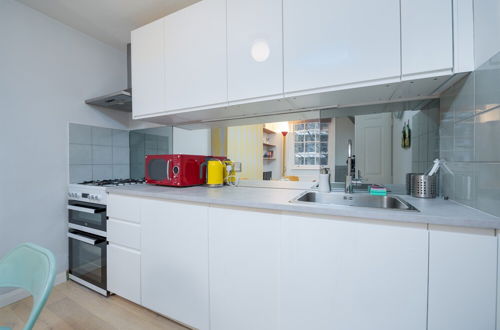 Photo 6 - Fantastic two Bedroom Apartment in Vibrant Kings Cross by Underthedoormat