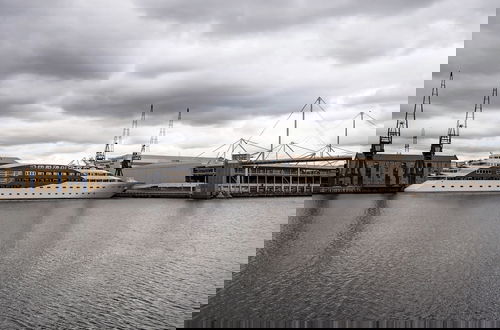 Photo 2 - Panoramic Docklands Home With Waterfront Views by Underthedoormat