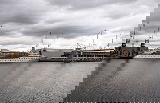 Photo 2 - Panoramic Docklands Home With Waterfront Views by Underthedoormat