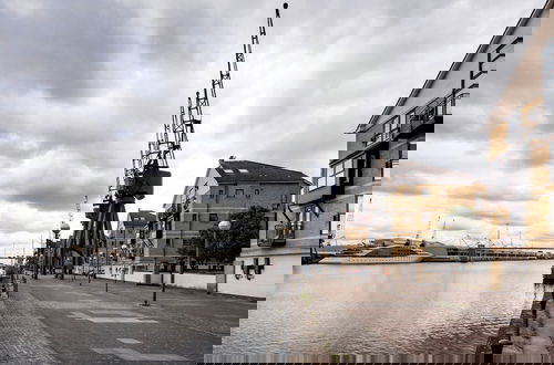 Photo 3 - Panoramic Docklands Home With Waterfront Views by Underthedoormat