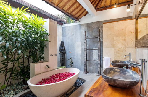 Foto 14 - Luxury Balinese 3-bedroom Villa in Seminyak - A Popular Choice