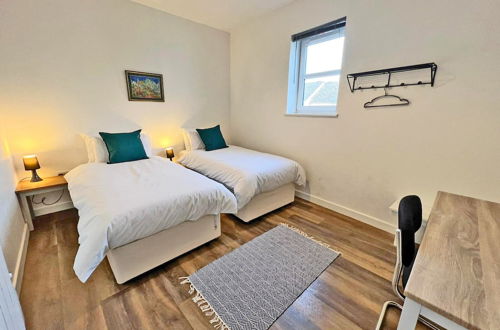 Photo 1 - Immaculate 2-bed Apartment Town Centre