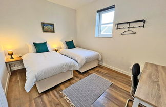 Photo 2 - Immaculate 2-bed Apartment Town Centre