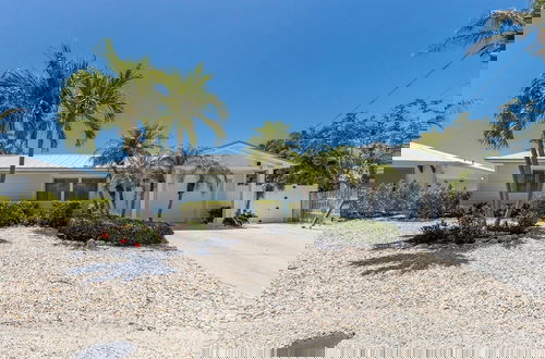 Foto 37 - Gladiolus On The Water 3 Bedroom Home by RedAwning