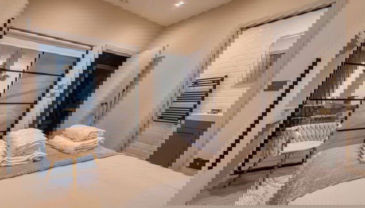 Foto 1 - Luxury Designer Apartment