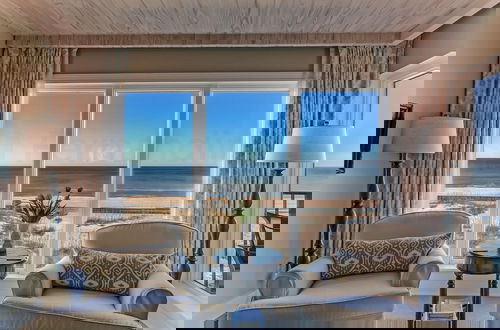 Foto 18 - Oceanfront Beach Escape Condo with WiFi by RedAwning
