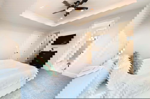 Photo 2 - Northside Retreat Chic 3 Bdr, Pet Friendly!