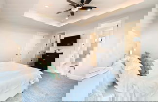 Photo 2 - Northside Retreat Chic 3 Bdr, Pet Friendly!