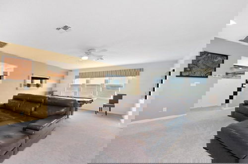 Foto 13 - Fabulous 6 Bed Pool Home With Game Room 6 Bedroom Home by RedAwning