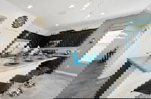 Foto 8 - Fabulous 6 Bed Pool Home With Game Room 6 Bedroom Home by RedAwning