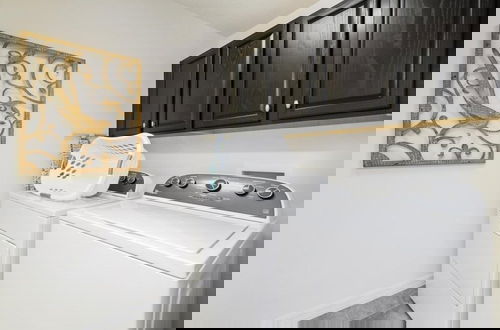 Foto 15 - Fabulous 6 Bed Pool Home With Game Room 6 Bedroom Home by RedAwning