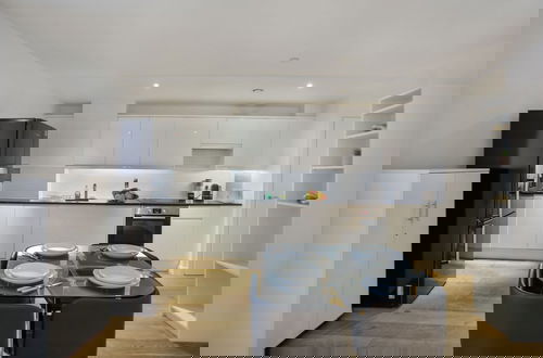 Photo 8 - Central 2-bed Apartment in Croydon That Sleep 4!