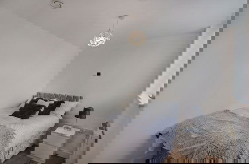 Photo 3 - Central 2-bed Apartment in Croydon That Sleep 4!