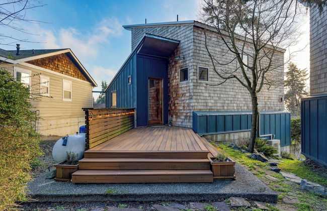 Deck Views, Fire Pit, Pool, 3 Mins to Beach Madrona Tree Retreat by Avantstay - Foto 1