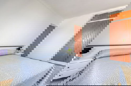 Foto 4 - Apartment With Scenic View
