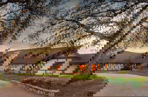 Foto 8 - Cathedral by Avantstay Charming Secluded Estate w Sauna Pool Table Views of the Rolling Hills