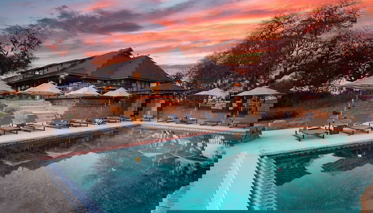 Foto 1 - Cathedral by Avantstay Charming Secluded Estate w Sauna Pool Table Views of the Rolling Hills