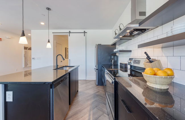 The Carter 303 by Avantstay 1BR Balcony - Photo 15