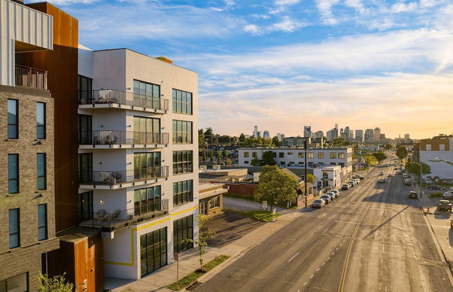 The Carter 205 by Avantstay 4BR Balcony - Photo 37