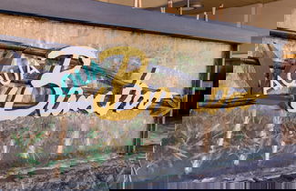 Foto 1 - Bamboo Hotel with Pool Access