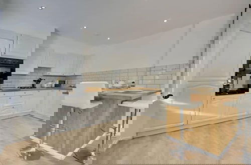 Foto 7 - Modern Luxury Cozy Apartment