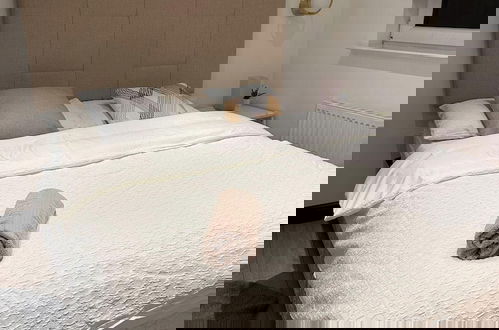Photo 2 - Modern Apartment-sleeps6-parking-seft Check in