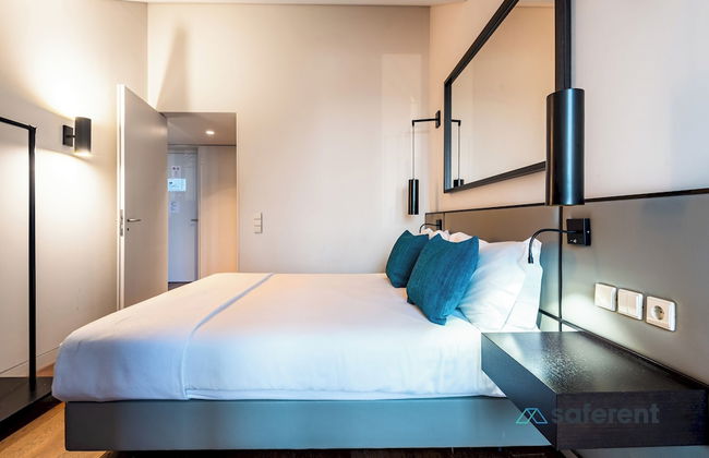 Gary01 Exclusive Top Floor 2BD by the Timeout Market - Photo 2