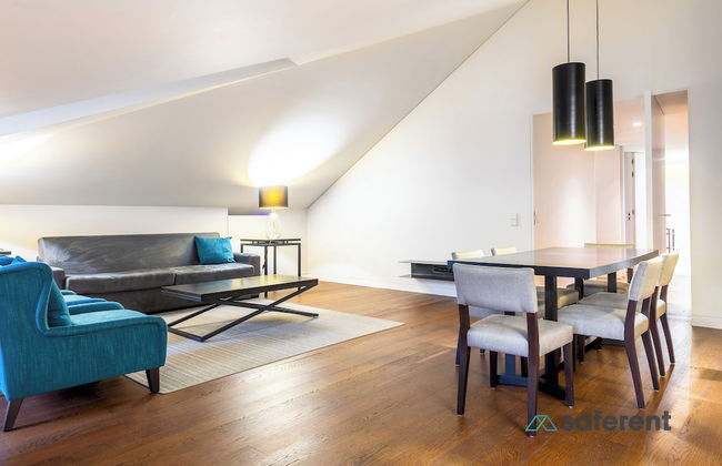 Gary01 Exclusive Top Floor 2BD by the Timeout Market - Photo 3