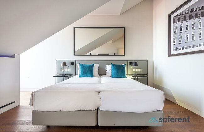 Gary01 Exclusive Top Floor 2BD by the Timeout Market - Photo 15