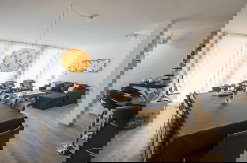 Photo 18 - Spacious Apartment With Mountain View
