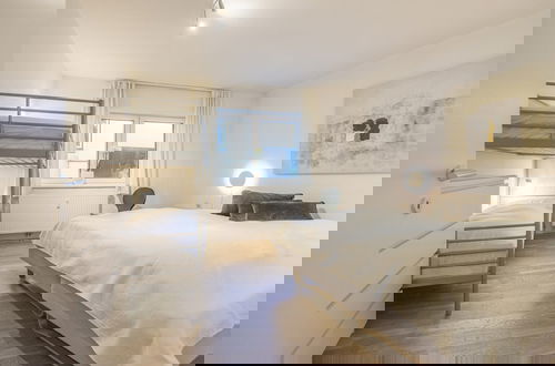Photo 2 - Spacious Apartment With Mountain View