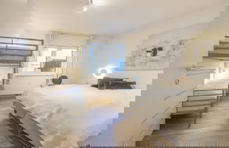 Photo 2 - Spacious Apartment With Mountain View